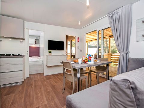 Mobilhome 6 personnes - Mobil-home | Comfort XL | 3 Ch. | 6 Pers. | Terrasse surélevée | 2 SDB | Clim. | TV