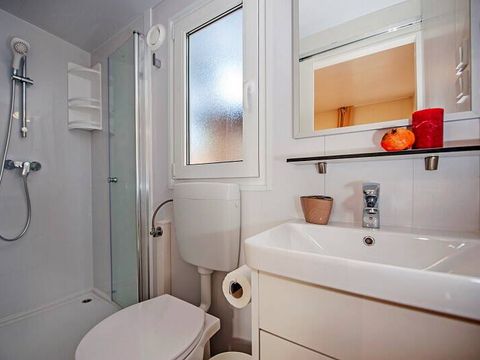 MOBILHOME 6 personnes - Mobil-home | Comfort | 2 Ch. | 4/6 Pers. | Terrasse surélevée | 2 SDB | Clim. | TV