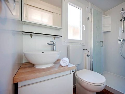 MOBILHOME 6 personnes - Mobil-home | Comfort | 2 Ch. | 4/6 Pers. | Terrasse surélevée | 2 SDB | Clim. | TV
