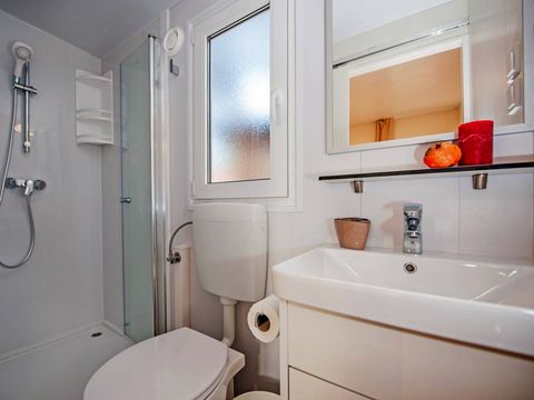 MOBILHOME 6 personnes - Mobil-home | Comfort | 2 Ch. | 4/6 Pers. | Terrasse surélevée | 2 SDB | Clim. | TV