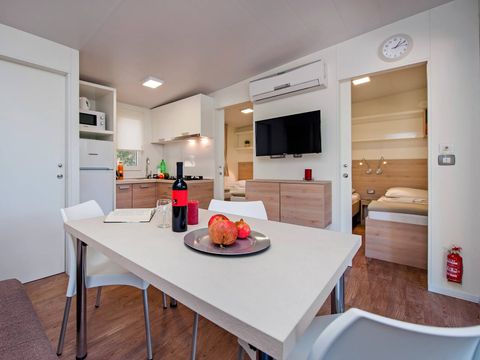 MOBILHOME 6 personnes - Mobil-home | Comfort | 3 Ch. | 6 Pers. | Terrasse surélevée | 2 SDB | Clim. | TV