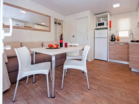 MOBILHOME 6 personnes - Mobil-home | Comfort | 3 Ch. | 6 Pers. | Terrasse surélevée | 2 SDB | Clim. | TV