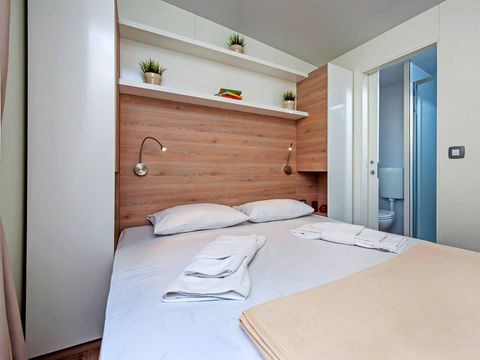 MOBILHOME 6 personnes - Mobil-home | Comfort | 3 Ch. | 6 Pers. | Terrasse surélevée | 2 SDB | Clim. | TV