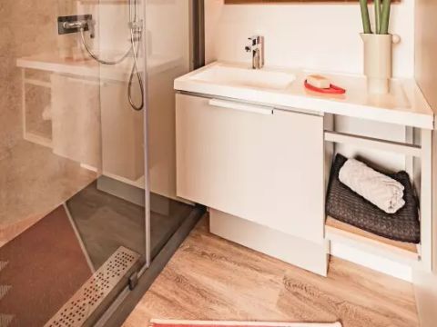 MOBILHOME 4 personnes - Cottage Premium Tulipe 3 Pièces 4 Personnes Climatisé + TV 2 sdb