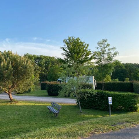 Flower Camping Le Val Vert en Berry - Camping Indre - Image N°6